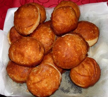 Krapfen aus Sauerteig: Gogoşi