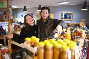 Aroa und Norbert im Laden WN G.Pier